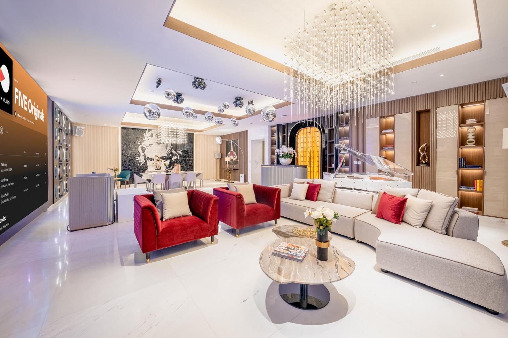 Five Luxe होटल