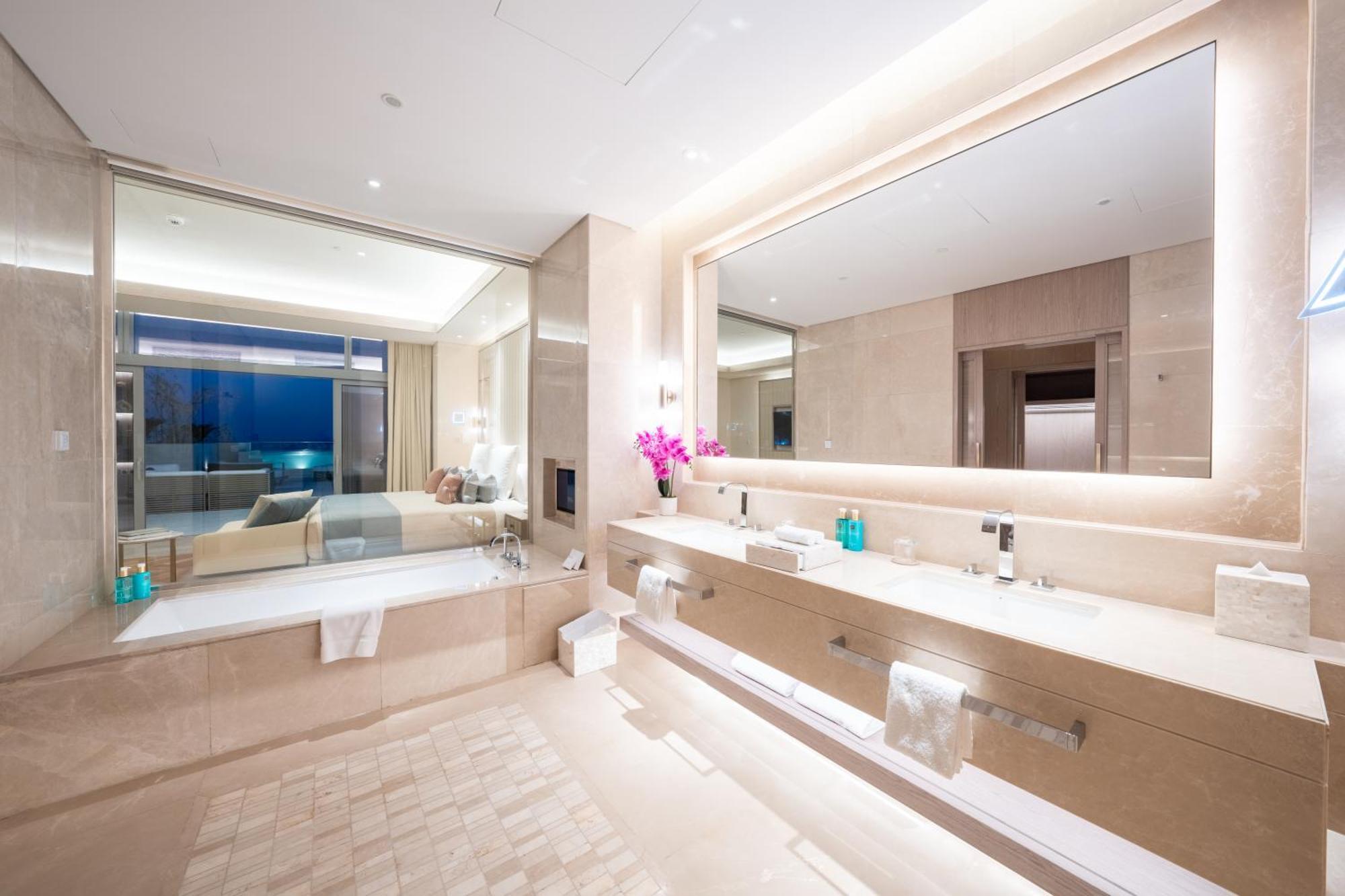 Five Luxe होटल